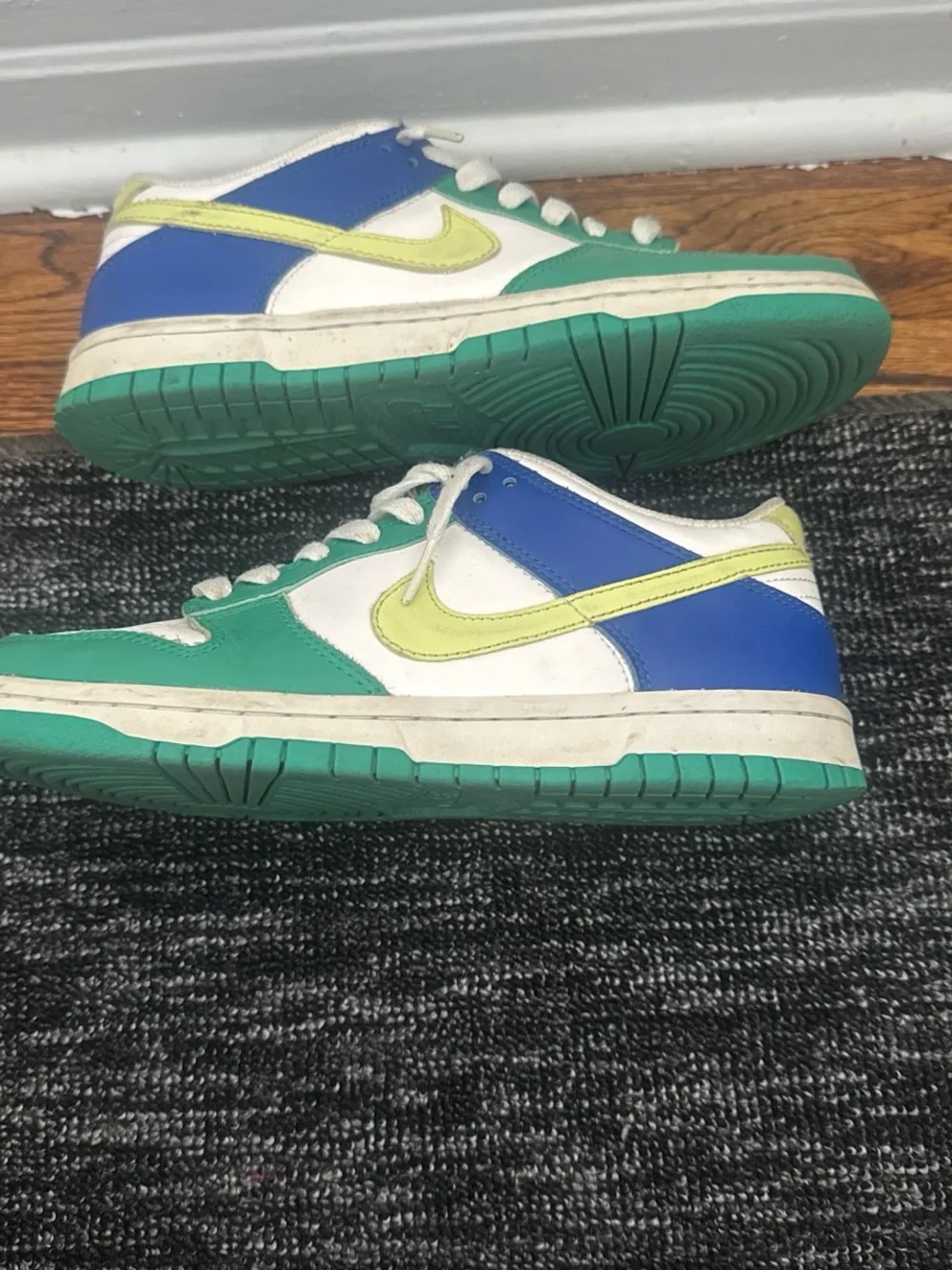 Nike Kids Low-Top Sneakers in Green, Blue & Yellow